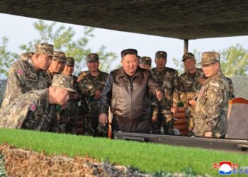 Kim Jong-un eert Noord-Koreaanse strijders in Oekraïne tijdens officiële ceremonie