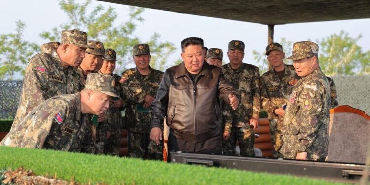 Kim Jong-un eert Noord-Koreaanse strijders in Oekraïne tijdens officiële ceremonie